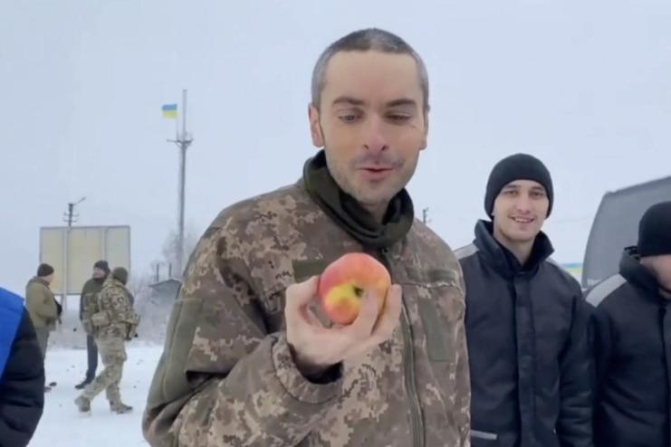 Його фото з яблуком знає вся країна: нещодавно звільнений з полону захисник вже повернувся на службу (відео)